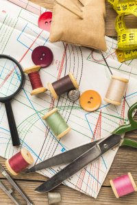 Descubra os materiais essenciais para começar sua jornada na costura